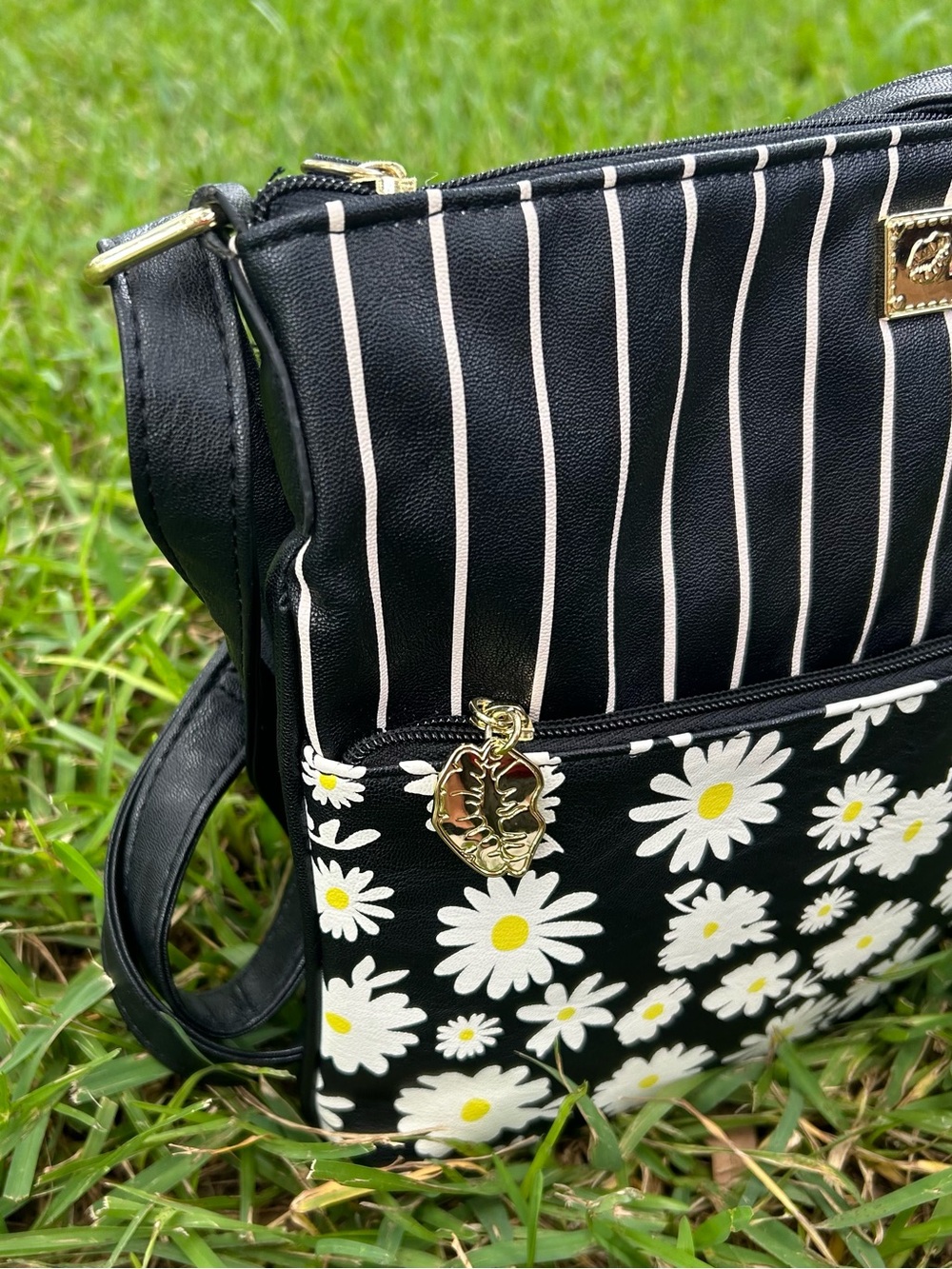 Betsey Johnson Black Floral Daisy Shoulder Bag with Yellow Centers - Picture 6 of 9